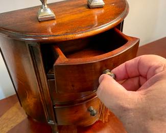 Miniature chest for jewels