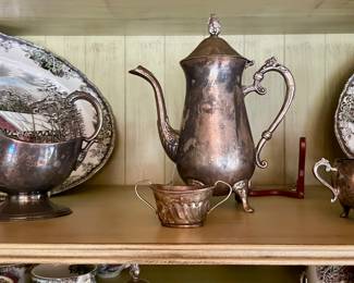 Many types of accessories, silverplate, porcelain, ceramics.