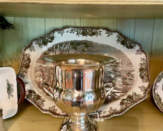 Many types of accessories, silverplate, porcelain, ceramics.