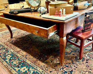 QUALITY LARGE COFFEE TABLE WITH DRAWER.