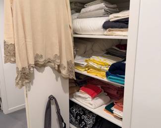 Women's Clothing Size M-XL with Brands such as: Frank Lyman, Itang Yunasz, Raincoat Lady, Lafayette 148, Terra, Bernardo, North Face, Lululemon, Athleta
Margaret Winters, Vince Camuto, Ela, Tommy Bahamas, Donna Degnan, Arc'Teryx, Hidesociety, Baggallini, MZ Wallace, Marc New York, Vince, Mycra