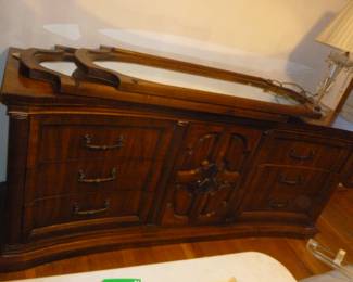 Unusual curved dresser w/double mirrors