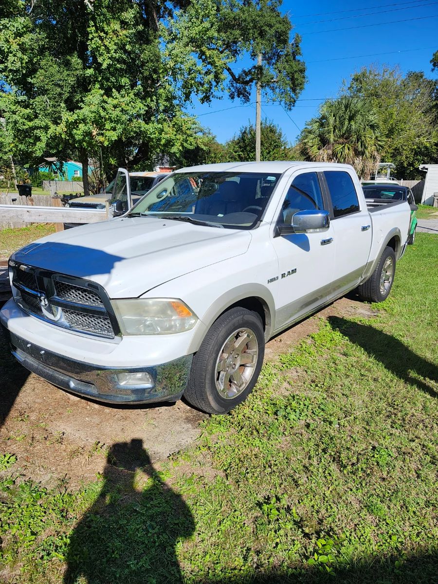 Dodge crew cab hemi, mechanics special.. Runs, but needs engine work.