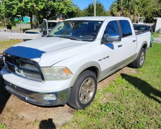 Dodge crew cab hemi, mechanics special.. Runs, but needs engine work.