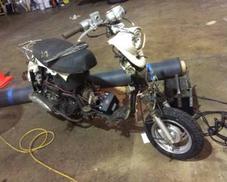 Vintage Motor Scooter ( needs repairs )