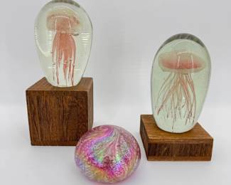 Lot - 30
Paperweights - Blown Glass Jellyfish & Iridescent Swirl