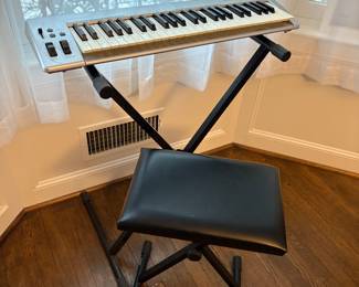 KEYBOARD PLUGS INTO ANY COMPUTER