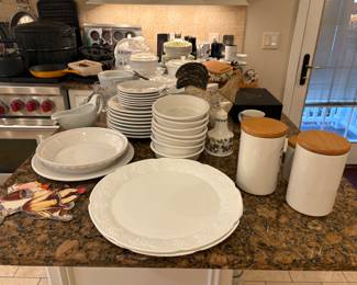 DINNERWARE 