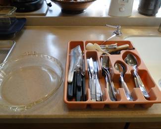 Pie dish and silverware set
