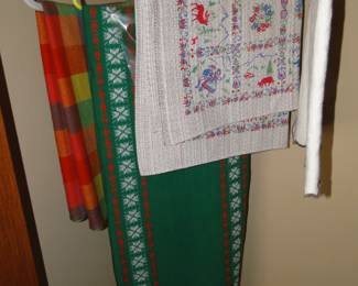 Whom is not a fan of the Mid Century Modern tablecloth? These are simply remarkable