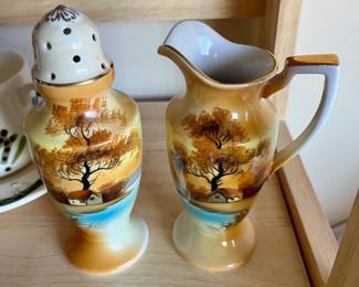 Japan creamer / sugar shaker