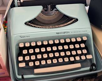 VINTAGE REMINGTON STREAMLINER SPERRY RAND TYPEWRITER