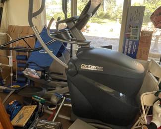 OCTANE ELLIPTICAL FITNESS MACHINE Q37E-TOUCH SCREEN-LIKE NEW!