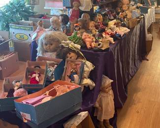 HUGE VINTAGE DOLL COLLECTION, MANY MADAME ALEXANDER DOLLS-WONDERFUL CHRISTMAS GIFT IDEA FOR YOUR LITTLE PRINCESS!