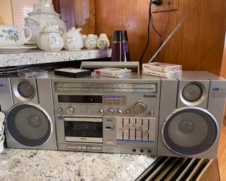 VINTAGE PANASONIC RADIO/CASSETTE PLAYER WITH 2-WAY SPEAKER SYSTEM