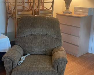 UPHOLSTERED LIFT CHAIR