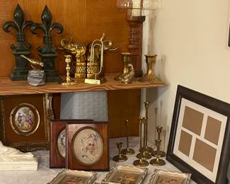 VINTAGE BRASS ELEPHANT BOOKENDS TRUNK UP, DECORATIVE FLEUR DE LIS SCULPTURES, VINTAGE PRECIOUS BALLET PICTURES IN FLORENTINE FRAMES, VINTAGE FRAMED HANDPAINTED JEAN-HONORE FRAGANARD CERAMIC DISK ROMANTIC COURTING SCENES