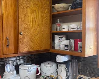 SMALL KITCHEN APPLIANCES & UTENSILS