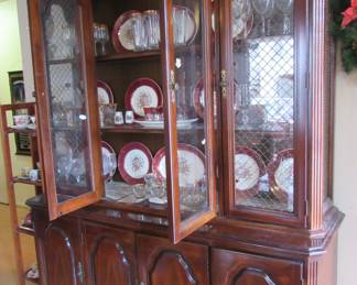 Bassett Hutch/China Cabinet