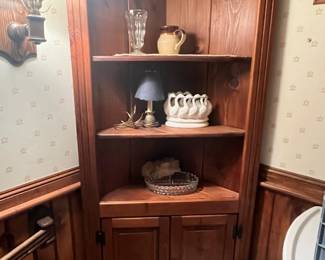 Corner cabinet