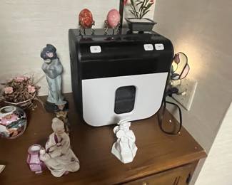 Desktop paper shredder, figurines