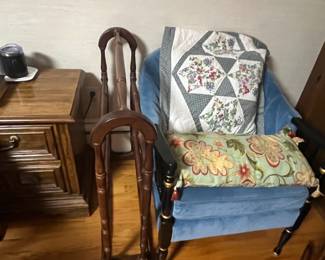 Quilt stand / upholstered chair