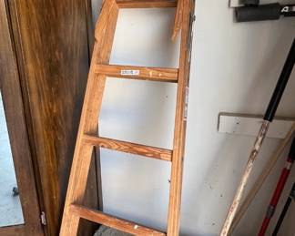 Wood step ladder