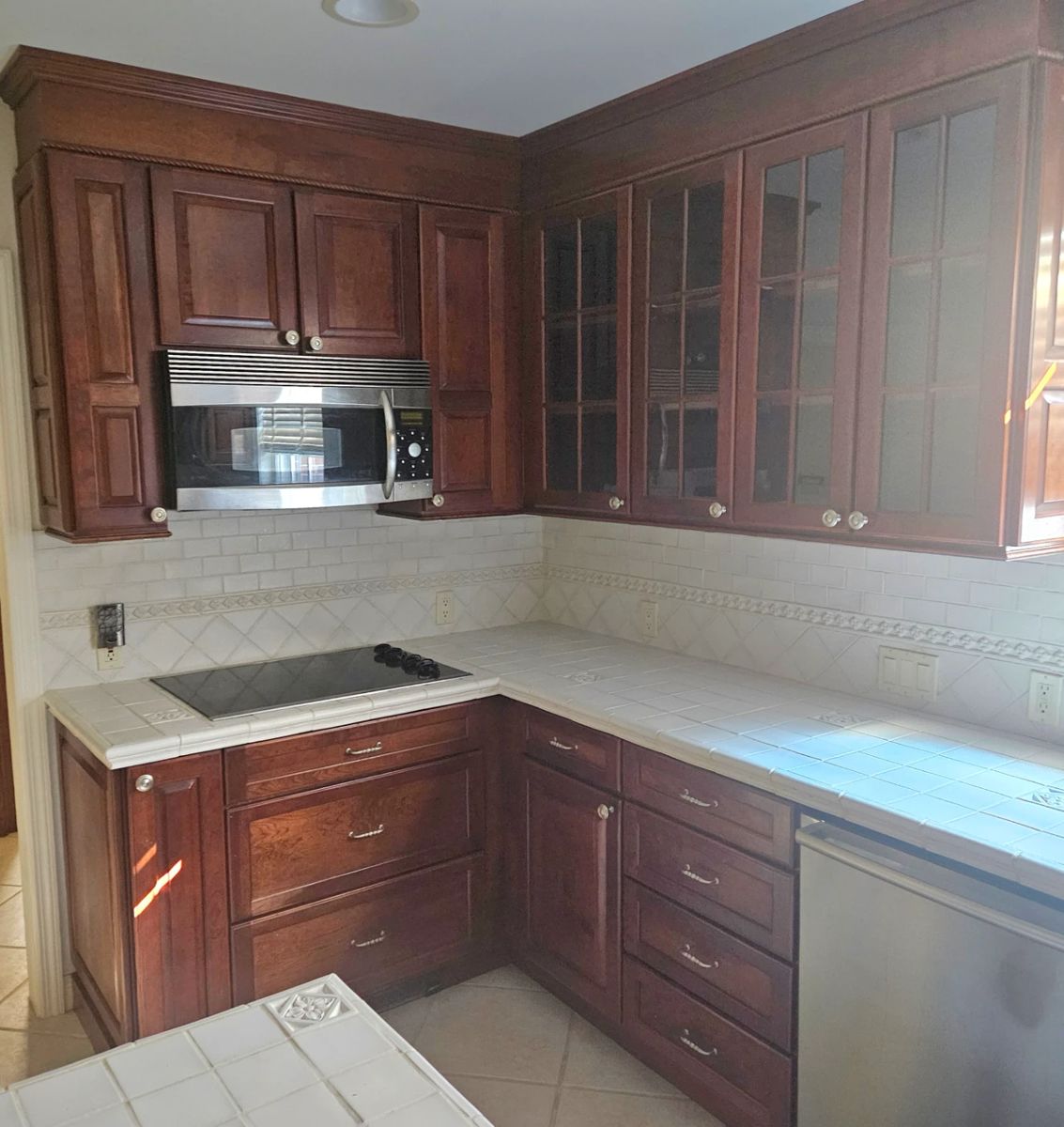 KITCHEN LEFT SIDE ELECTRIC COOKTOP & MICROWAVE, DISHWASHER