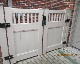 BEIGE VINYL DOUBLE GATE