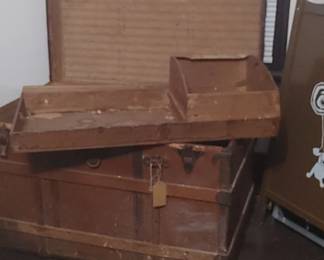 Antique steamer trunk with inserts