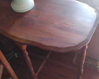 Beautiful Oak end table with stretchers