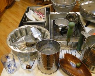 Even all the vintage kitchen items are in really good condition, and function perfectly too