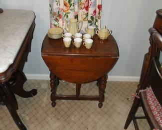 Antique dropleaf table