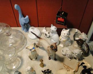 Like cats? Love cats? Need more cats in your life? We have so many vintage cat figurines, that are in pristine condition.