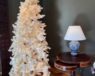 LIGHTED WHITE CHRISTMAS TREE