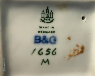 Bottom of Knitting Girl