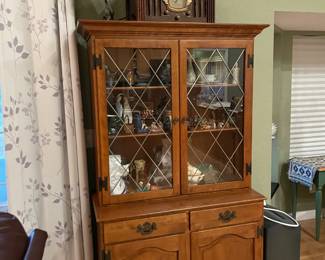 Hutch & on top  Record Player & Radio