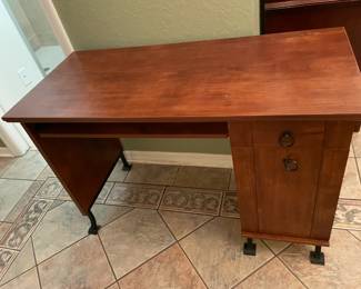 Desk with Metal  Feet   Patio Design