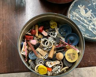 Fruitcake Tin with Buttons
