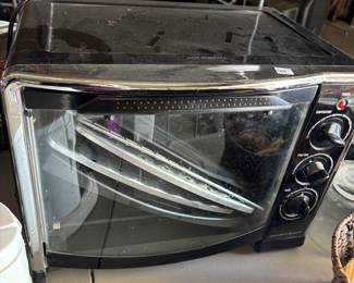 Hamilton Beach Toaster Oven
A compact and functional Hamilton Beach toaster oven with adjustable settings. Perfect for quick meals or baking small items. Great for home or office use.