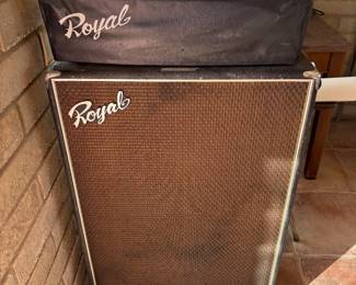 Vintage Royal Guitar Amplifier
A well-preserved Royal guitar amplifier and speaker combo, ideal for musicians or collectors. The vintage appeal makes it a great addition for music enthusiasts looking for reliable sound equipment.