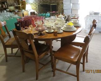 Round Drop Leaf Table with 6 Chairs