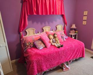 That's a lot of pink with purple walls! If flashing light or bright colors can cause you to have seizures, please do not go in this room. The homeowner or Chris and Trey Estate Sales are not responsible for any accidents that may occur.