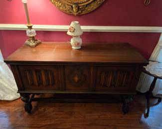 Yep, that's a Lane Cedar Chest.