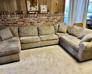 Haverty’s sectional sofa with sleeper in center