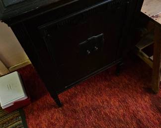 Floor Victrola, does work and it needs work