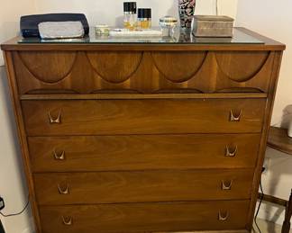 Broyhill Premier 1962 Brasilia sculpted 5 drawer dresser. Top very good with glass