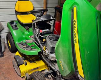 John Deere X330 Riding Mower *Brand New Battery!*