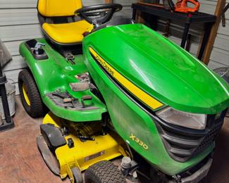 John Deere X330 Riding Mower *Brand New Battery!*