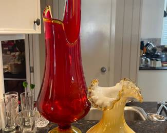 MCM/VINTAGE L E SMITH FLAME AMBERINA SWUNG ART GLASS VASE, FENTON SCALLOPED RIM VASE